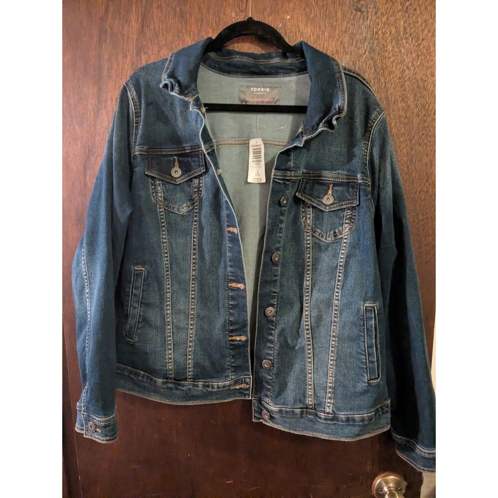 New Torrid 3x Medium Wash Denim Trucker Jacket